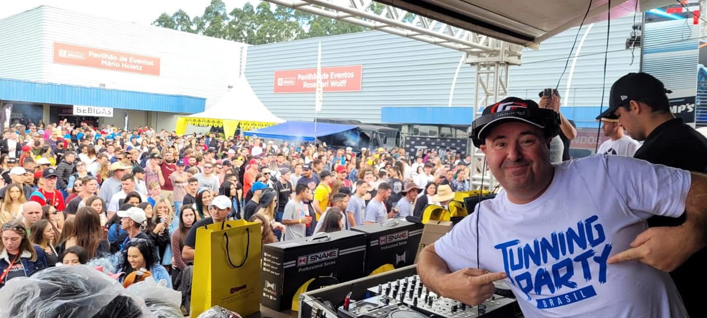 DJ Cristiano comandando a pista durante um evento