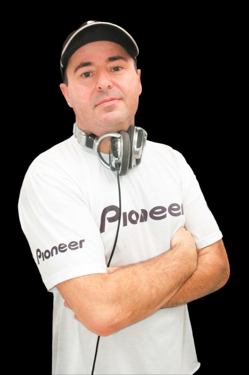 Cristiano Machado com seus fones de DJ