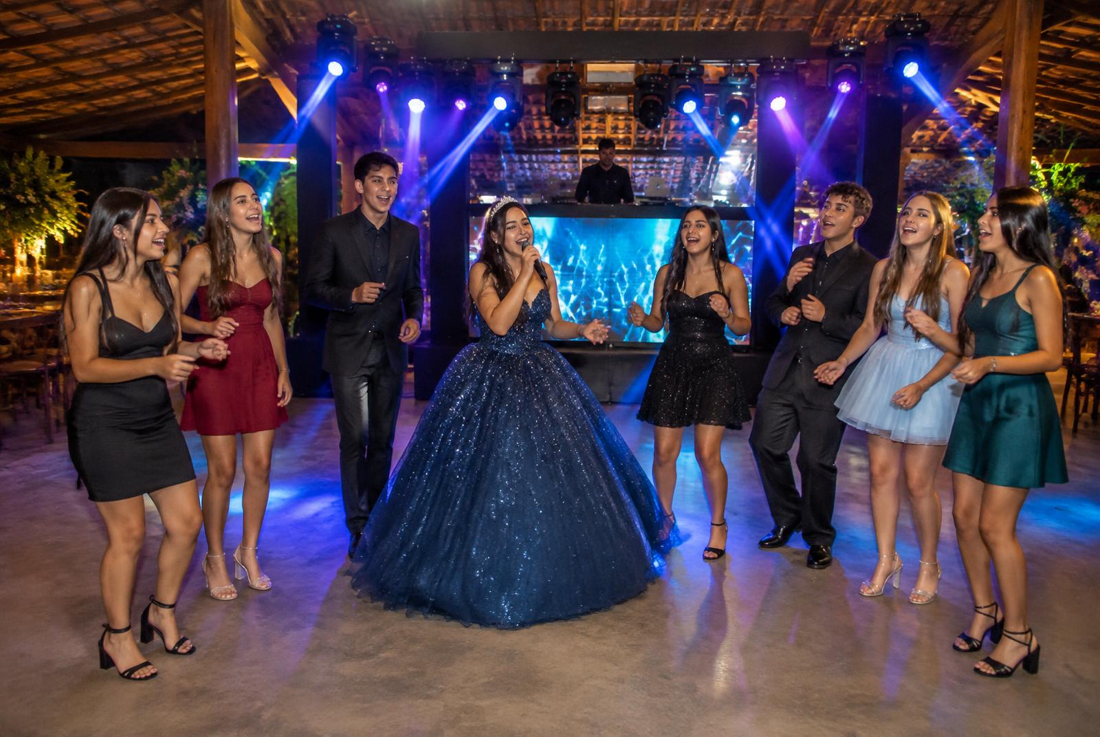 Aniversário de 15 anos em chácara: pista, convidados e estrutura musical