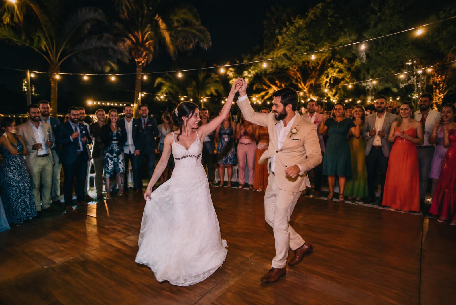 Casamento ao ar livre: pista, convidados e estrutura musical